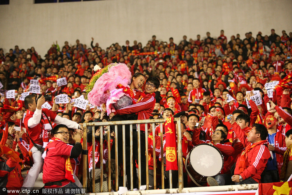 竞博电竞- 浙江稠州训练开放日，窗口期外线爆发引欢呼，欧篮联在即，球探报告显示潜力